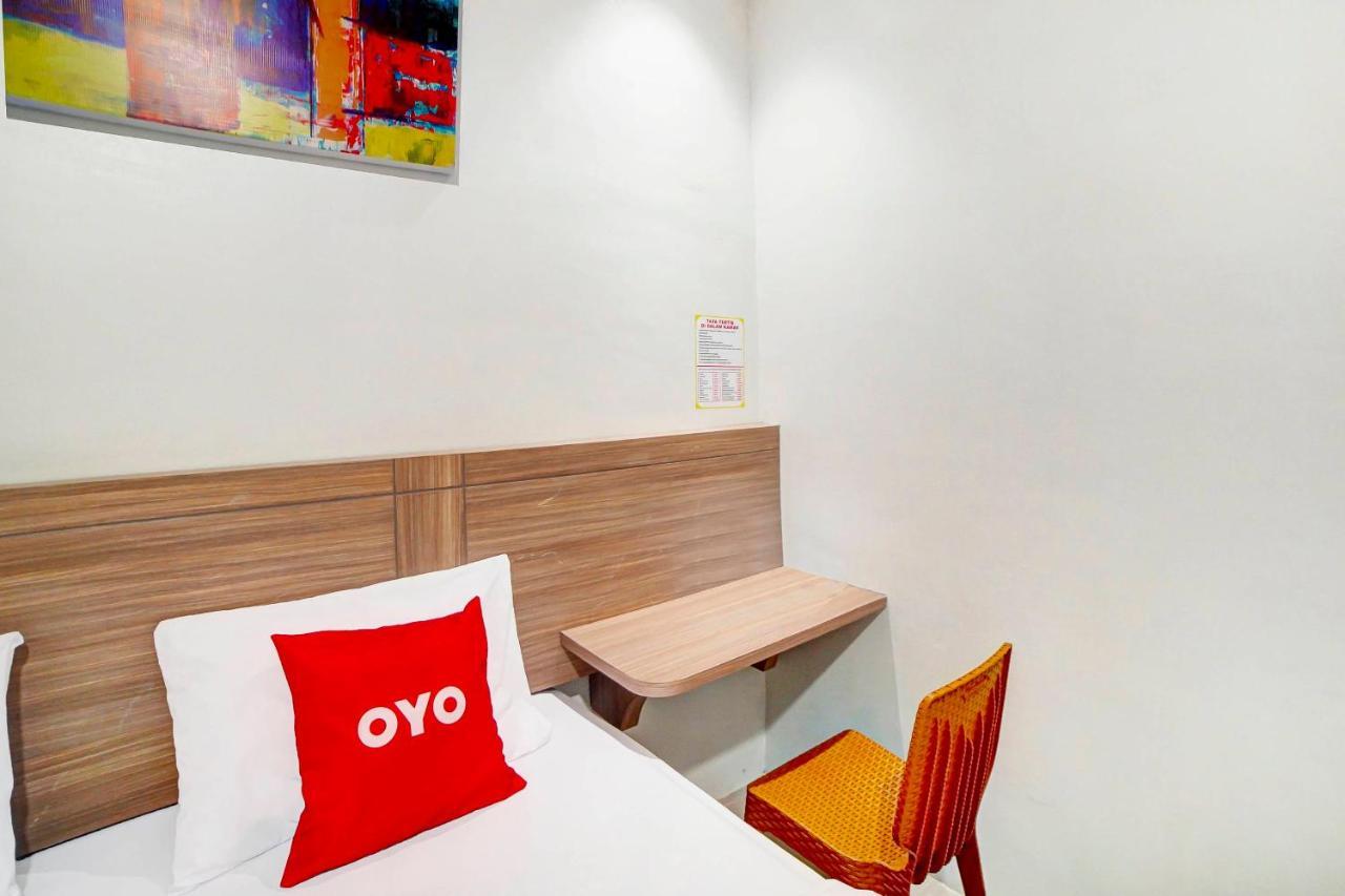 Oyo 91211 Mega Comfort Guest House Медан Екстериор снимка